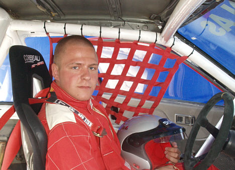 Michael Rolighed finder sig godt hjemme bag rattet i sin Honda Civic.